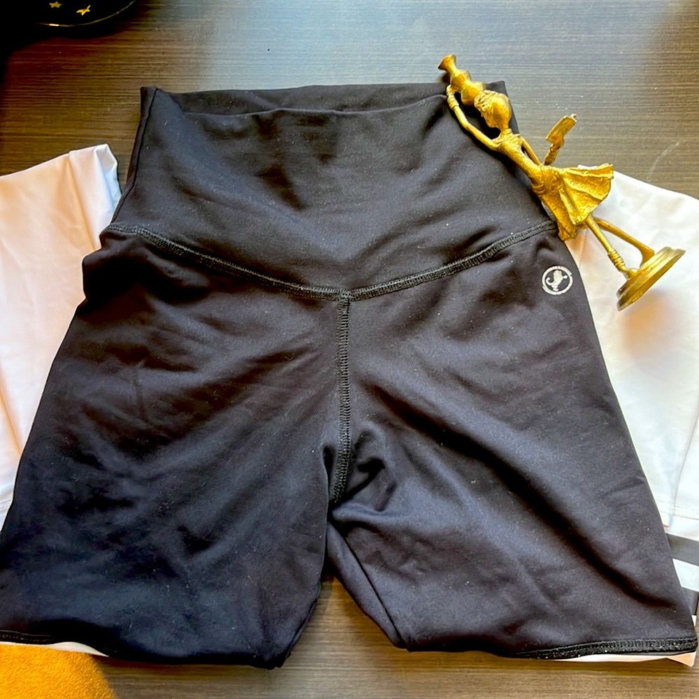 Black scrunch butt leggings (medium to full scrunch butt)